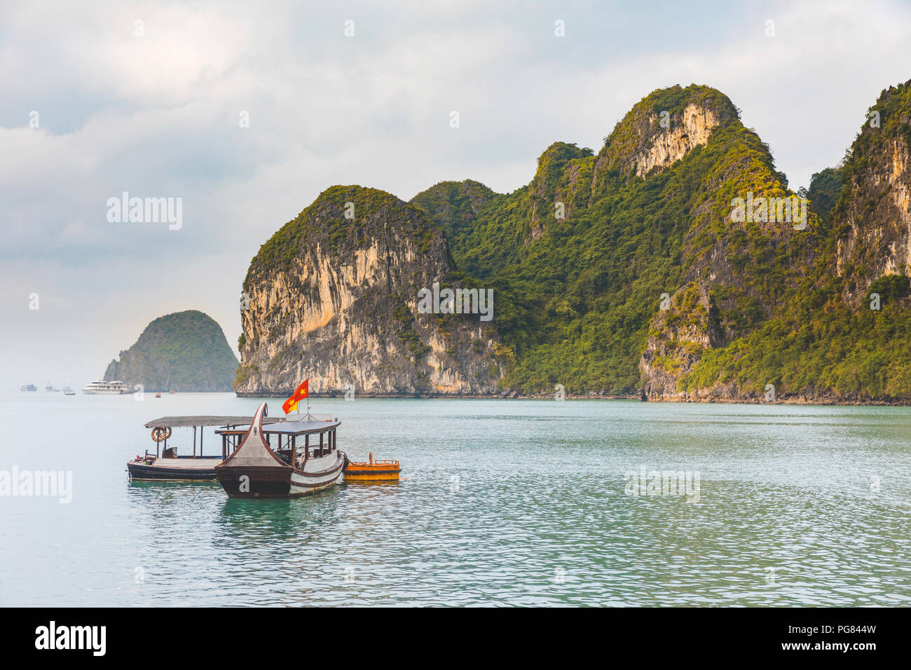 Il Vietnam, la baia di Ha Long, con isole calcaree e barche Foto Stock
