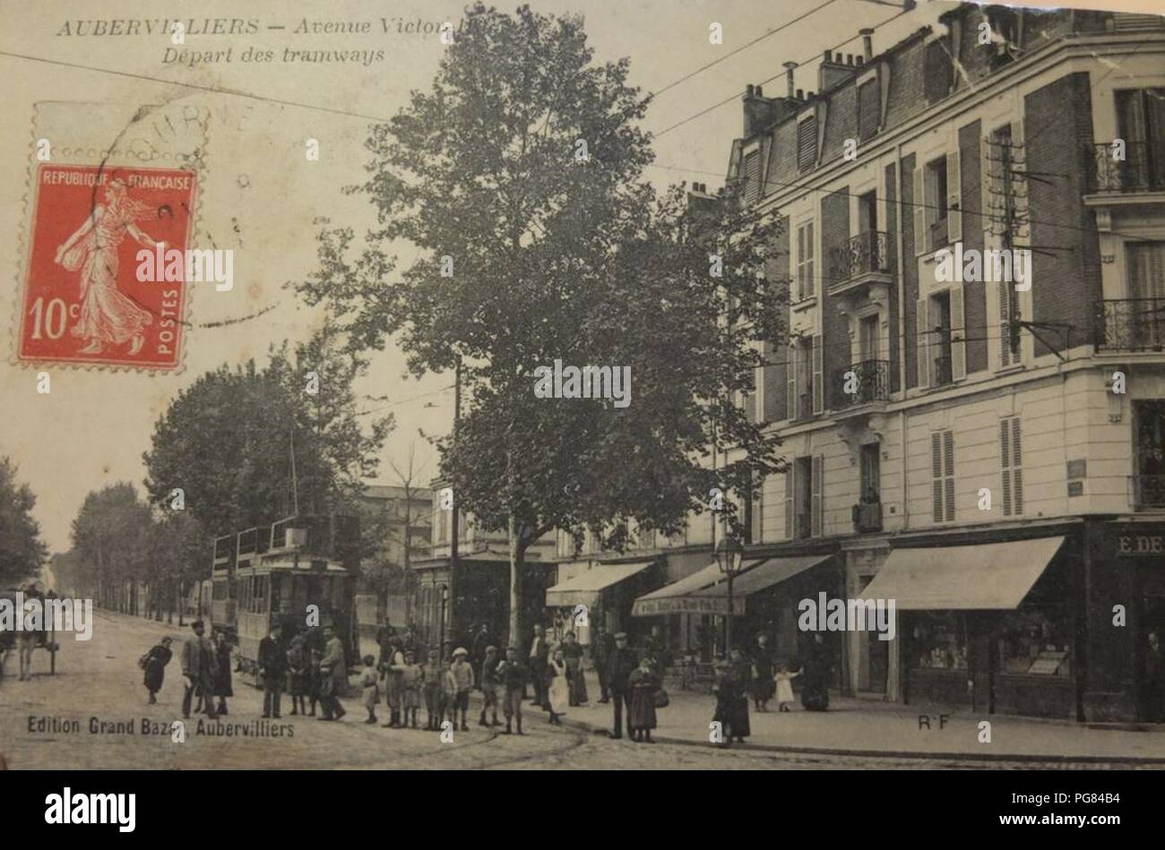 Aubervilliers Avenue Victor Hugo partono tram. Foto Stock