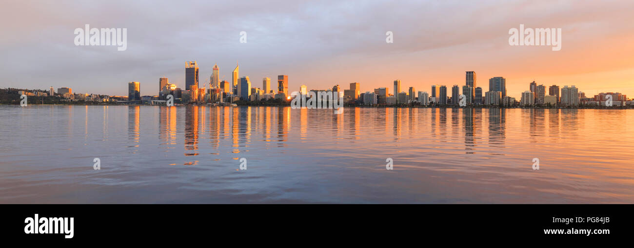 La città di Perth e il fiume Swan a sunrise. Perth, Australia Foto Stock