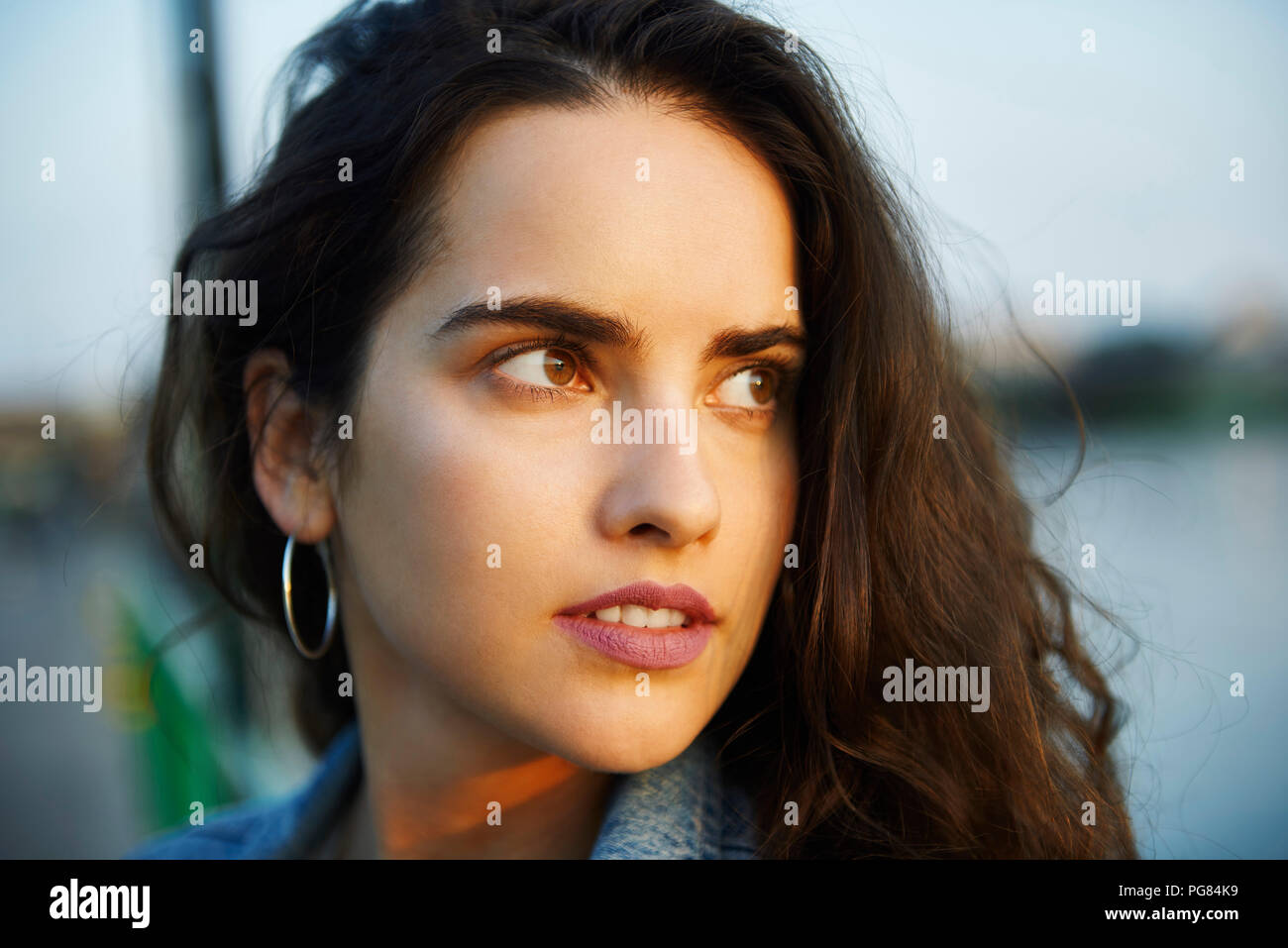 Bella giovane donna guardando indietro Foto Stock