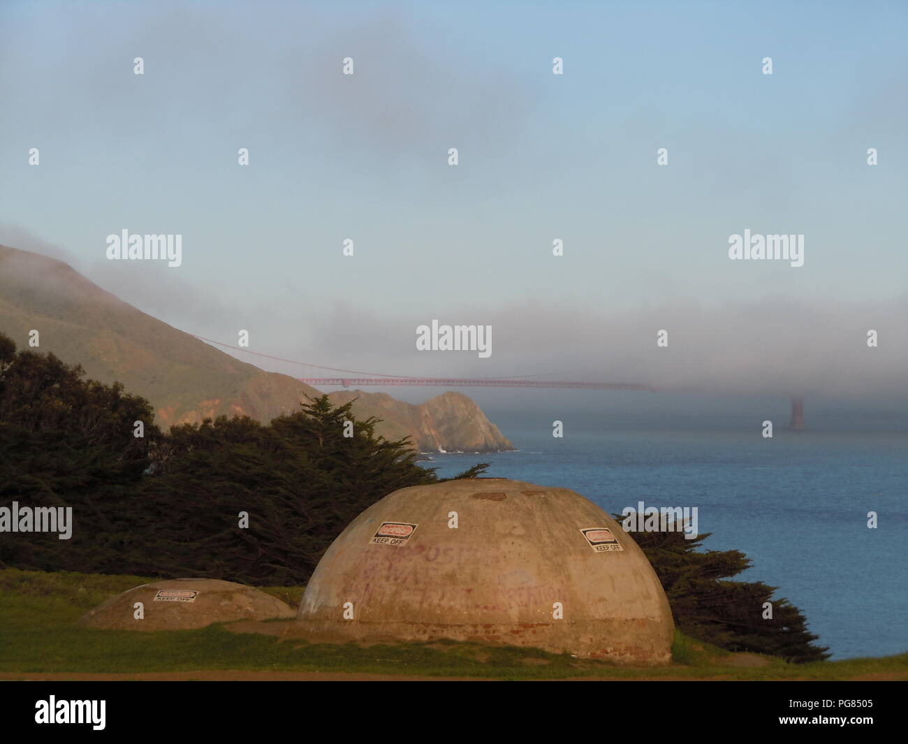 Una vista del Golden Gate Bridge come visto dalla collina Hawk in Marin Headlands. Bunker militare può essere visto in primo piano. Foto Stock
