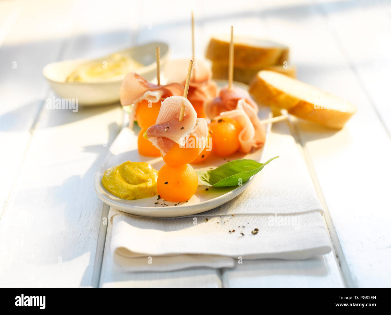 Melone pancetta antipasto, salsa al curry, finger food Foto Stock