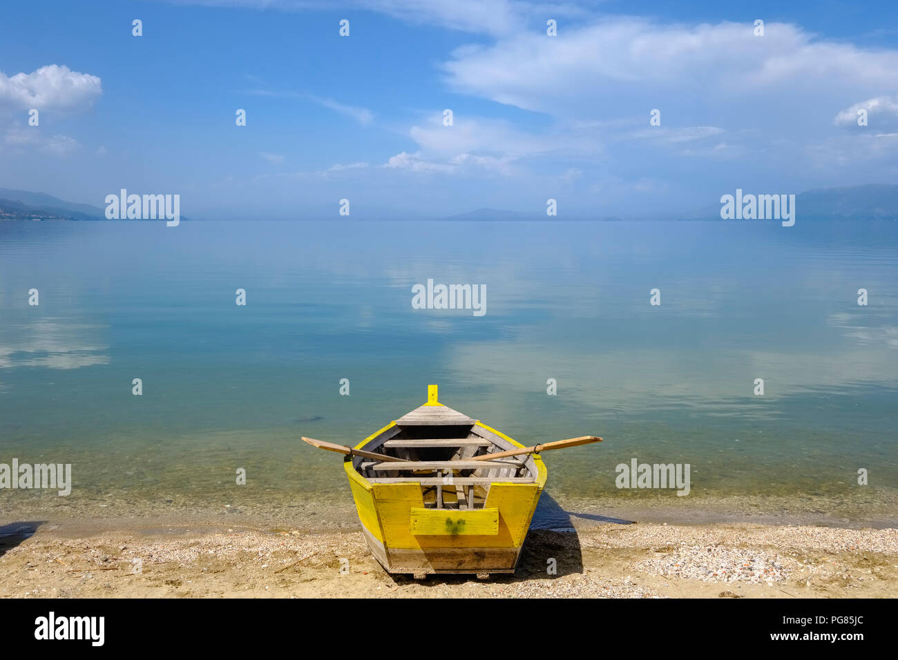 Albania, Korca, il lago di Ohrid, barca a remi sul lungolago Foto Stock