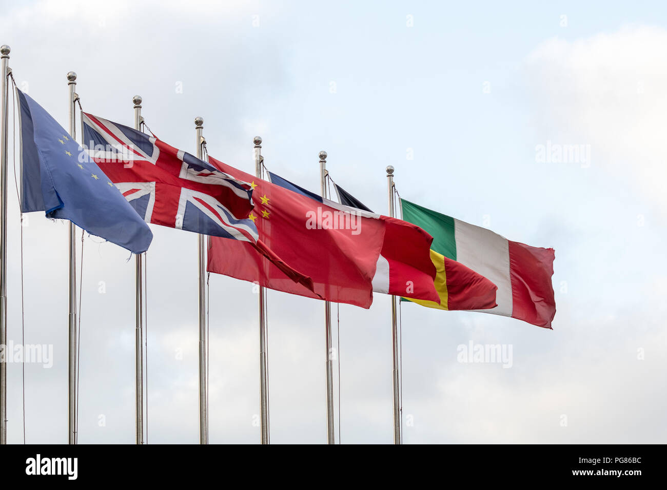 Poli di bandiera con le bandiere della Unione Europea, Regno Unito, Cina, Francia, Germania e Italia al vento Foto Stock