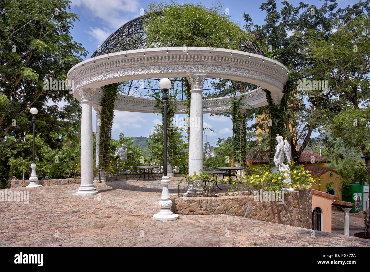 Gazebo garden immagini e fotografie stock ad alta risoluzione - Alamy