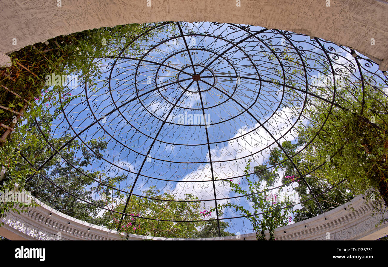 Lucernario tetto di vetro di un giardino gazebo Foto Stock