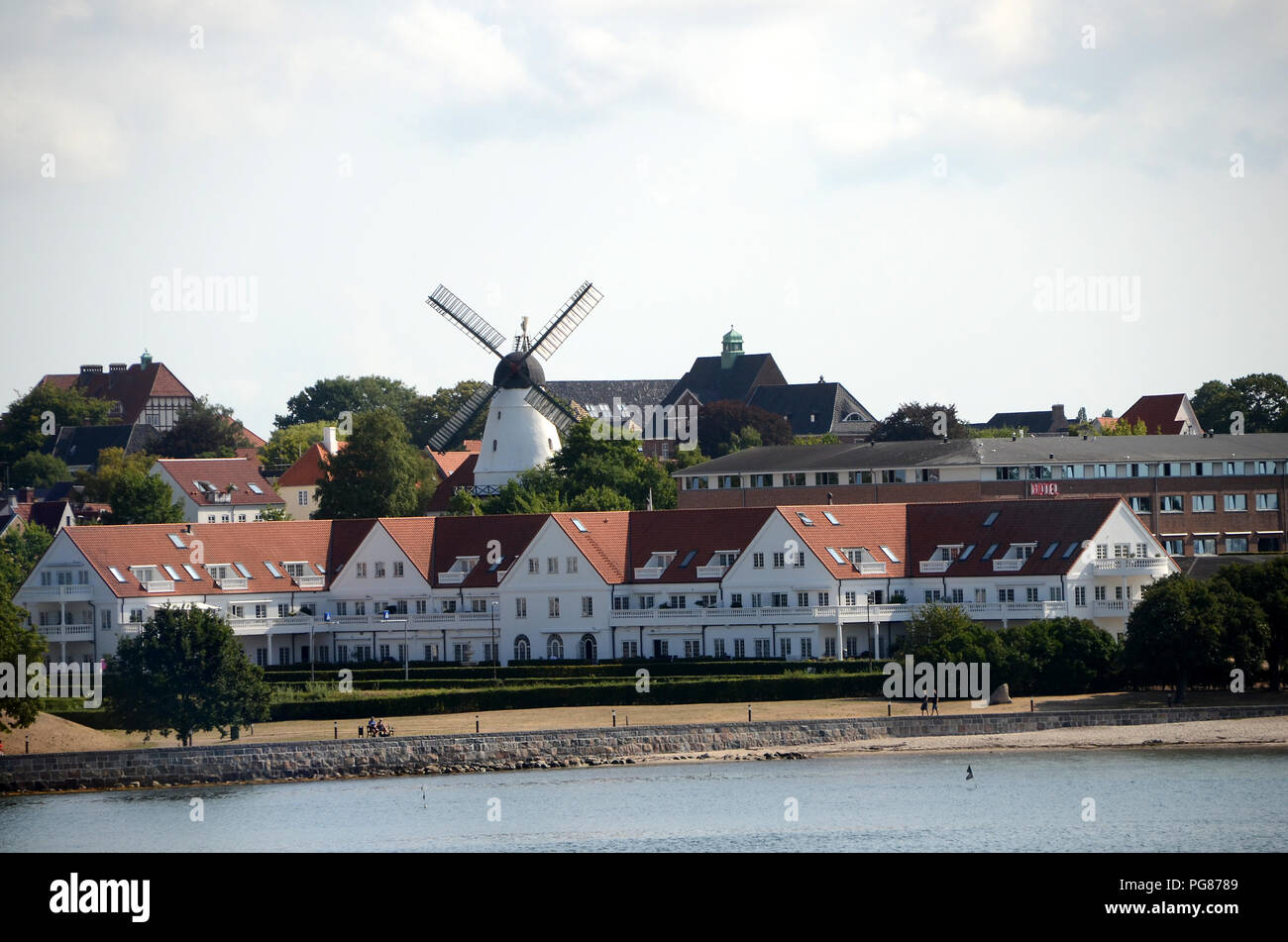 Sonderborg, Danimarca - Agosto 9, 2018: vista su una parte della città con la maggior parte vecchi edifici, con il mulino Slotsmoellen così prominente edificio. Foto Stock
