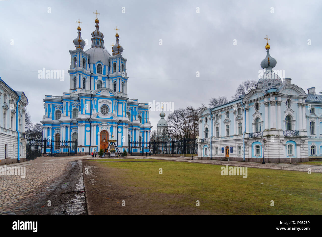 Smolny convento con Smolny Cattedrale di San Pietroburgo. La Russia Foto Stock Smolny convento con Smolny Cattedrale di San Pietroburgo. La Russia Foto Stock