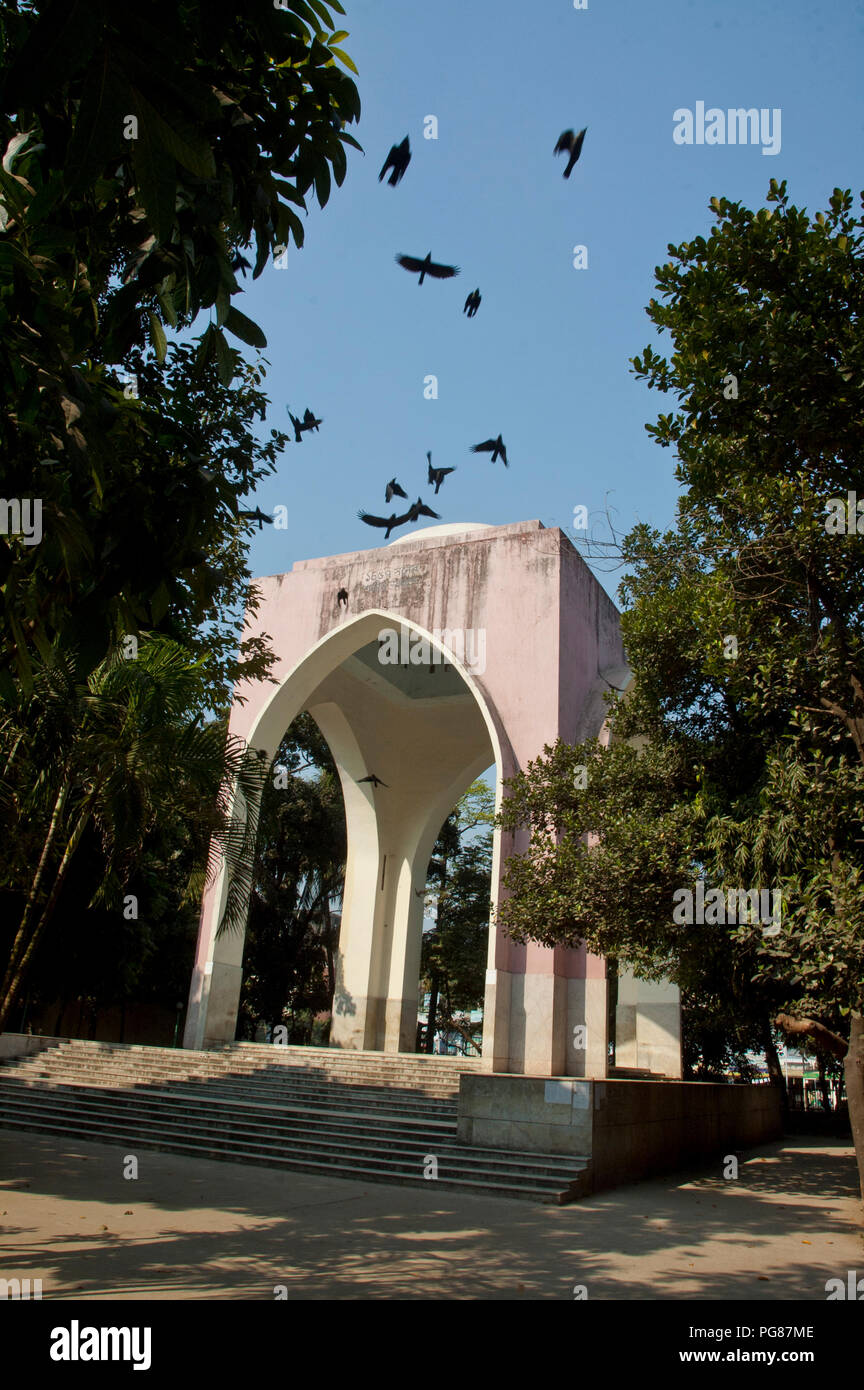 Un memoriale a Bahadur Shah Park o Victoria Park nella vecchia Dacca in Bangladesh. È un memoriale di guerra e un omaggio a tutti i martiri che hanno combattuto nella prima l Foto Stock