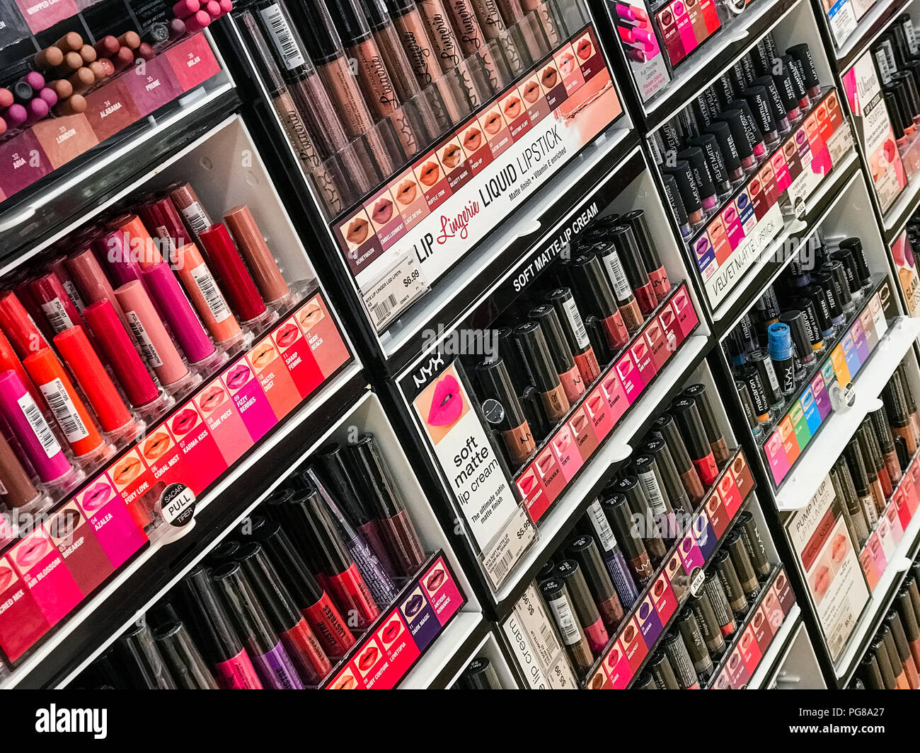 Display di rossetto in un negozio di cosmetici. Foto Stock