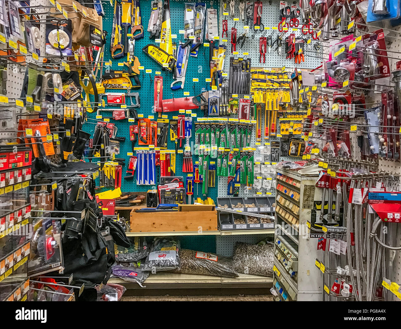 Display del prodotto in un negozio di ferramenta. Foto Stock