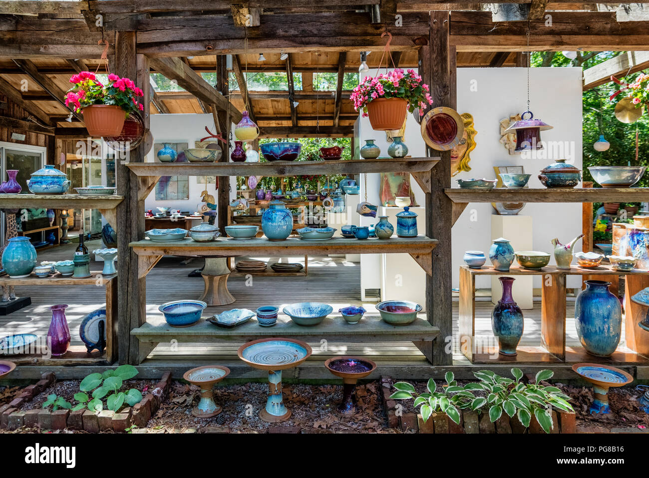 Indoor / Outdoor gallery display a Scargo ceramiche, Dennis, Cape Cod, Massachusetts, STATI UNITI D'AMERICA. Foto Stock Indoor / Outdoor gallery display a Scargo ceramiche, Dennis, Cape Cod, Massachusetts, STATI UNITI D'AMERICA. Foto Stock