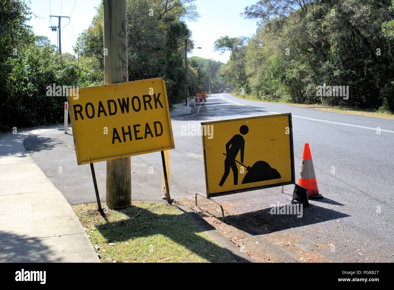 Lavori in corso avanti segno bordo in Australia. I lavori di manutenzione stradale su città australiana street. Foto Stock