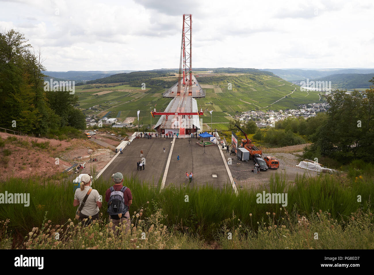 24 agosto 2018, Germania, Zeltingen-Rachtig: dopo circa sette anni di costruzione, il Hochmosel ponte collega di Hunsrück ed Eifel. Il completo attraversamento del 1,7 km lunga sovrastruttura in acciaio sopra la Valle della Mosella saranno celebrati venerdì (14.30) sul sito di costruzione sul lato dell'Eifel. La struttura è il ponte più grande attualmente in costruzione in Europa. Dal 2019, fino a 160 metri di alta tecnica capolavoro è quello di creare un diretto collegamento stradale tra i paesi del Benelux e la regione Reno-Meno con la nuova costruzione e la espansione del B50. Foto: Thom Foto Stock