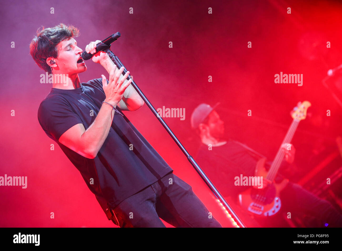 Giessen, Germania. 23 Ago, 2018. Wincent Weiss, German pop-cantante, si esibisce in concerto di apertura di Giessener Kultursommer 2018, Aria aperta a Kloster Schiffenberg. Credito: Christian Lademann Foto Stock