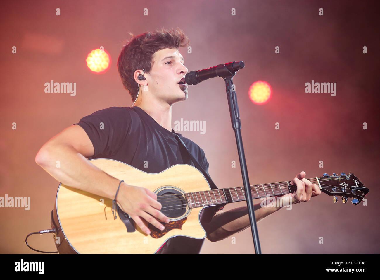 Giessen, Germania. 23 Ago, 2018. Wincent Weiss, German pop-cantante, si esibisce in concerto di apertura di Giessener Kultursommer 2018, Aria aperta a Kloster Schiffenberg. Credito: Christian Lademann Foto Stock
