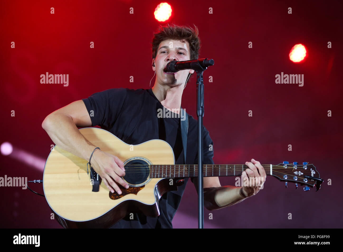 Giessen, Germania. 23 Ago, 2018. Wincent Weiss, German pop-cantante, si esibisce in concerto di apertura di Giessener Kultursommer 2018, Aria aperta a Kloster Schiffenberg. Credito: Christian Lademann Foto Stock