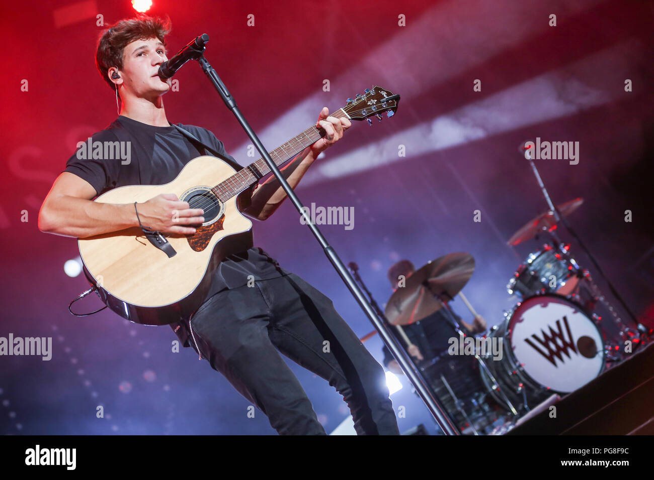 Giessen, Germania. 23 Ago, 2018. Wincent Weiss, German pop-cantante, si esibisce in concerto di apertura di Giessener Kultursommer 2018, Aria aperta a Kloster Schiffenberg. Credito: Christian Lademann Foto Stock