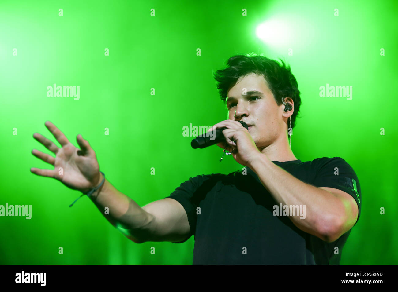 Giessen, Germania. 23 Ago, 2018. Wincent Weiss, German pop-cantante, si esibisce in concerto di apertura di Giessener Kultursommer 2018, Aria aperta a Kloster Schiffenberg. Credito: Christian Lademann Foto Stock