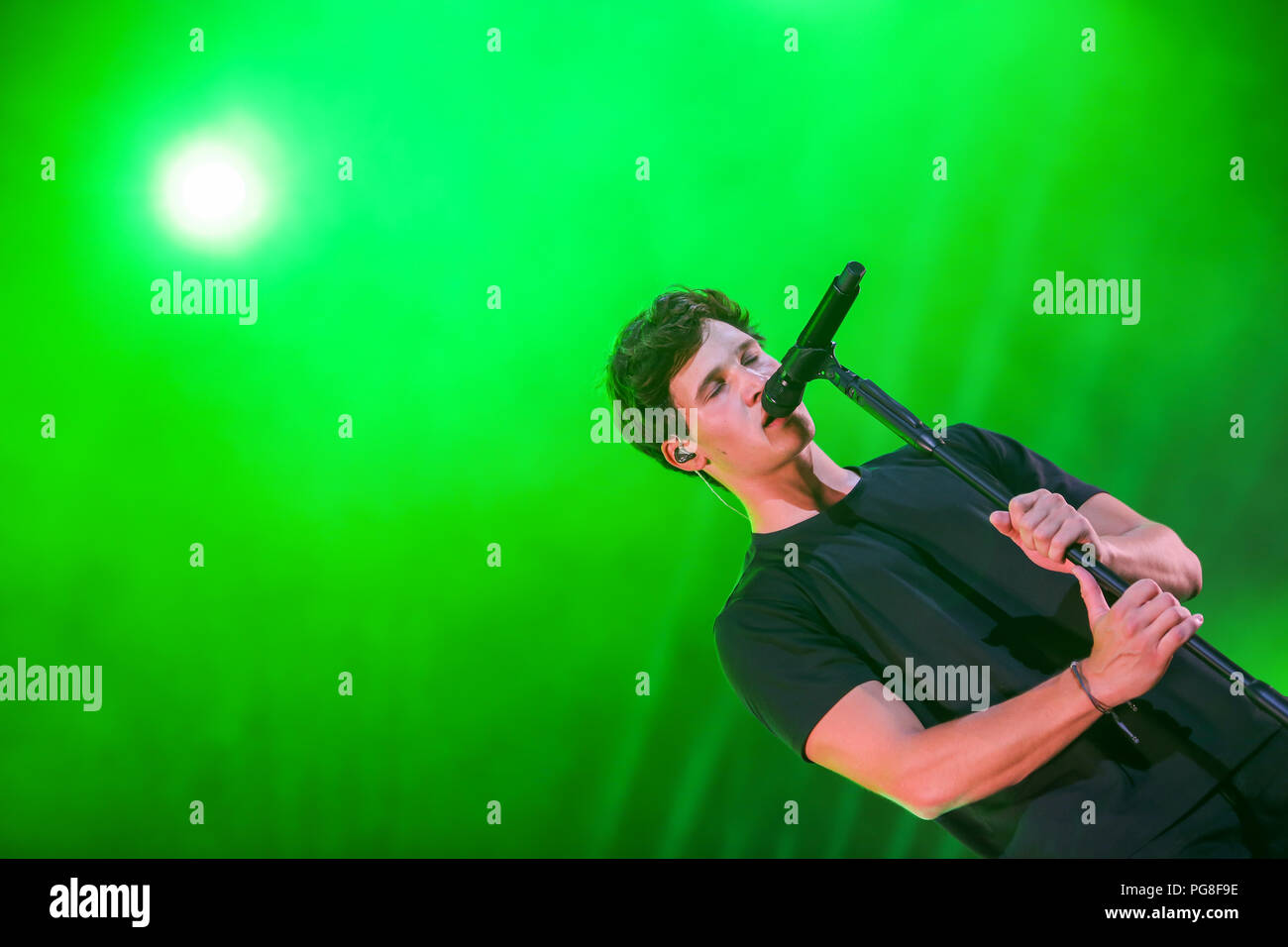 Giessen, Germania. 23 Ago, 2018. Wincent Weiss, German pop-cantante, si esibisce in concerto di apertura di Giessener Kultursommer 2018, Aria aperta a Kloster Schiffenberg. Credito: Christian Lademann Foto Stock