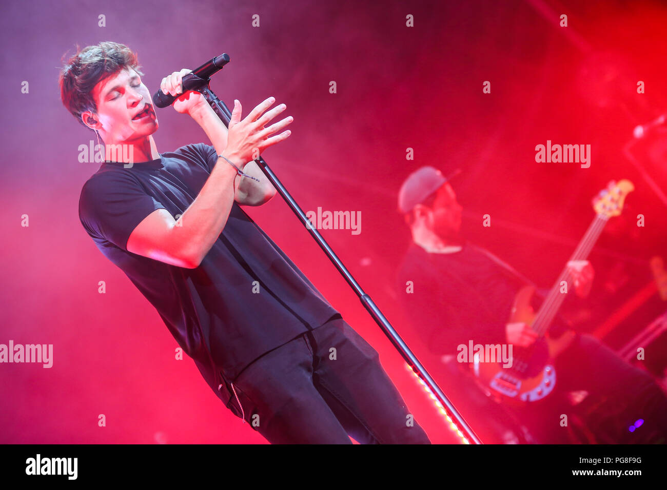 Giessen, Germania. 23 Ago, 2018. Wincent Weiss, German pop-cantante, si esibisce in concerto di apertura di Giessener Kultursommer 2018, Aria aperta a Kloster Schiffenberg. Credito: Christian Lademann Foto Stock