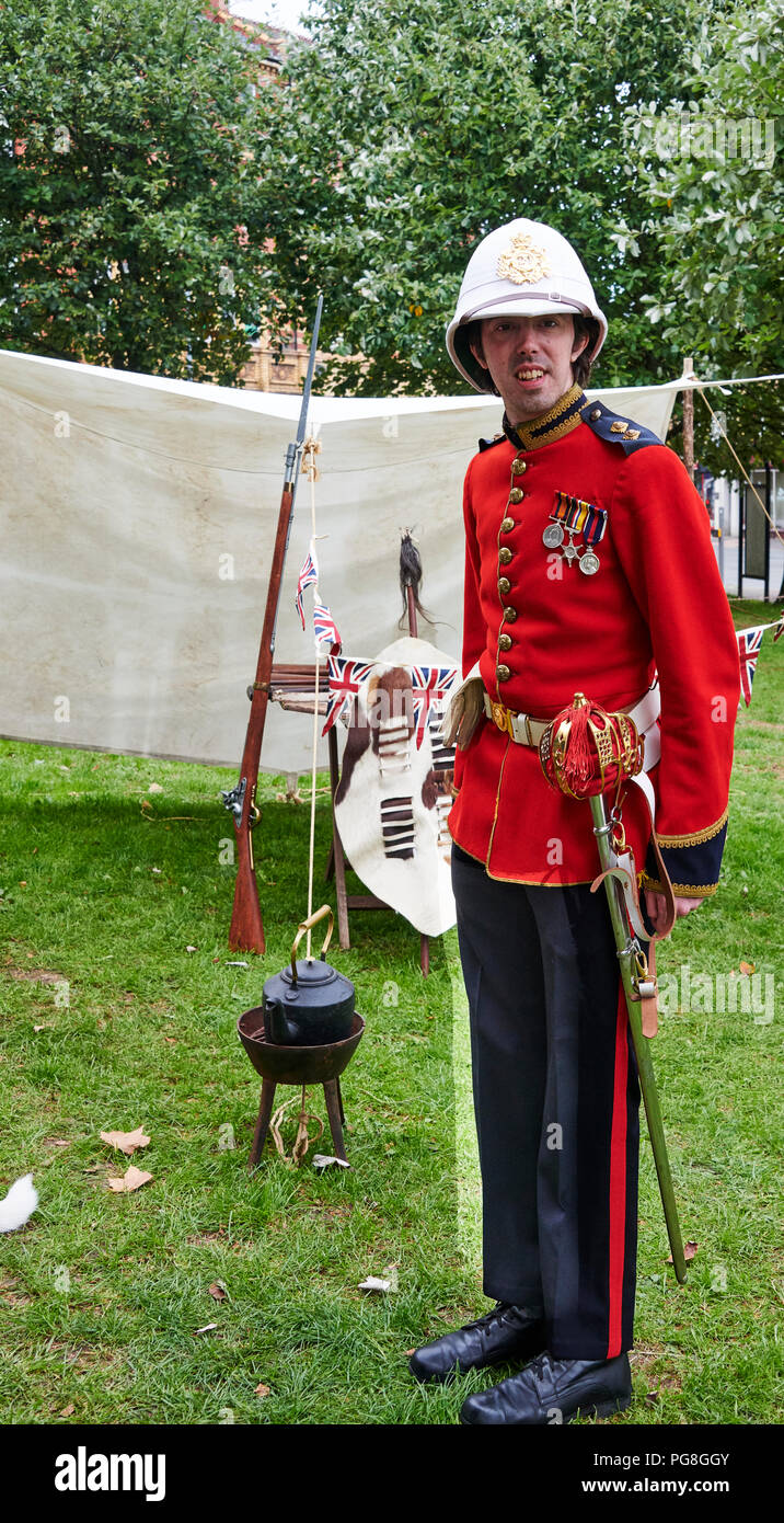 Llandrindod Wells, Powys, Wales UK. Xx al 26 agosto 2018 . Un Gentleman soldati in Costume di giardini del Tempio sito in Lllandrindod pozzetti durante il XXXVII Festival Vittoriano. Credito: Phillip Thomas/Alamy Live News Foto Stock