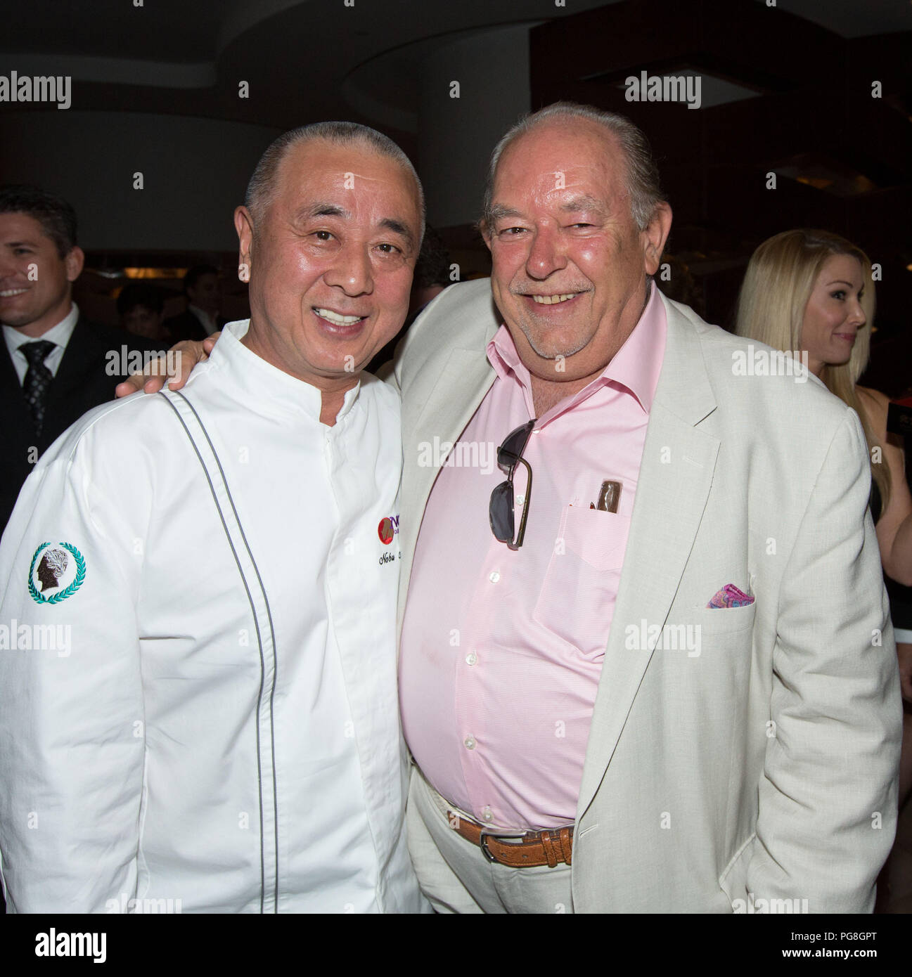 ***FILE FOTO*** Robin Leach è scomparso all'età di 76 LAS VEGAS NV - aprile 28: chef Nobu Matsuhisa e Robin leach raffigurato all NOBU HOTEL Grand Opening Event al Caesars Palace il 28 aprile 2013 a Las Vegas, NV. © Kabik/ Starlitepics /MediaPunch Inc. Foto Stock