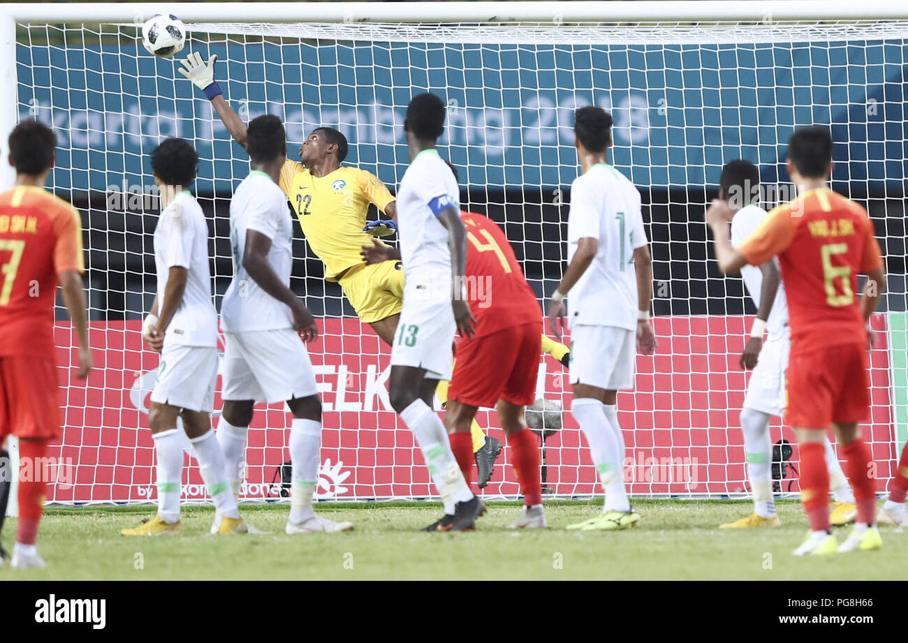 Bekasi. 24 Ago, 2018. Il team cinese di punteggi durante gli uomini del round di calcio di 16 match tra Cina e Arabia Saudita al XVIII Giochi Asiatici 2018 in Bekasi, in Indonesia il 24 agosto 2018. Credit: Lan Hongguang/Xinhua/Alamy Live News Foto Stock