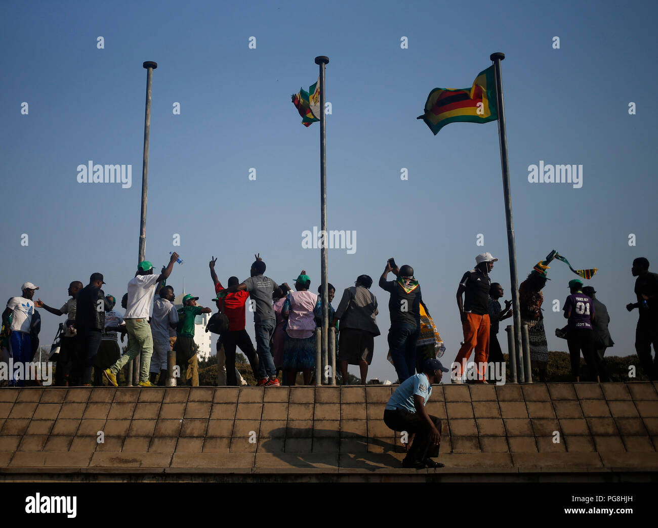 Harare, Zimbabwe. 24 Ago, 2018. I tifosi sono in festa dopo Presidente Emmerson Mnangagwa è stato annunciato come il vincitore del luglio 30 elezioni presidenziali ad Harare, Zimbabwe, 24 agosto 2018. Zimbabwe la Corte Costituzionale venerdì ha respinto un ricorso da leader dell opposizione Nelson Chamisa cercando di mettere da parte il risultato del luglio 30 elezioni presidenziali vinte dal Presidente Emmerson Mnangagwa. Credito: Shaun Jusa/Xinhua/Alamy Live News Foto Stock