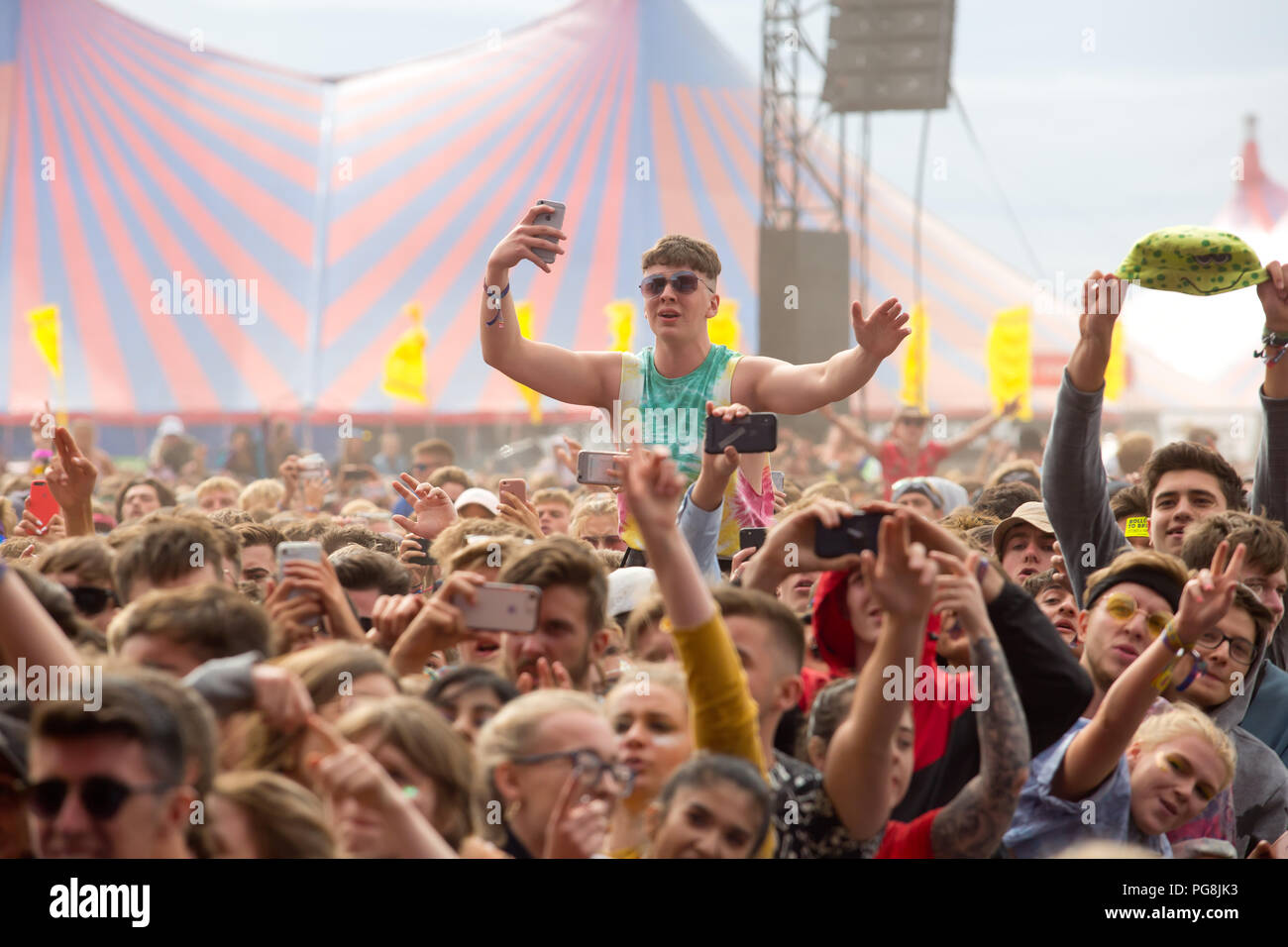 I fan guardano il Post Malone che si esibiscono sul palco principale il primo giorno al Reading Festival 2018 Foto Stock