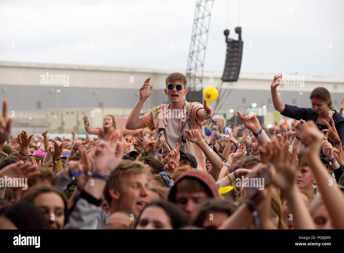 I fan guardano il Post Malone che si esibiscono sul palco principale il primo giorno al Reading Festival 2018 Foto Stock