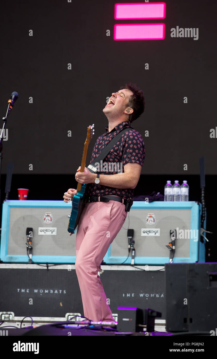 I Wombats si esibiscono il primo giorno sul palco principale del festival di lettura 2018 Foto Stock