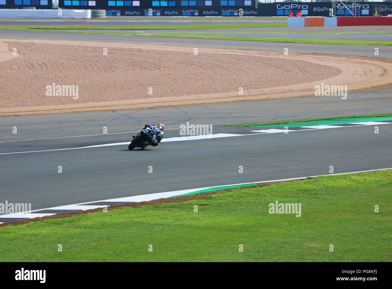 Silverstone, Northamptonshire, Regno Unito 24 agosto 2018 - 2018 GOPRO British Grand Prix MOTORGP Libere giorno - abbondanza di due ruote di azione sulla pista con divertimento per tutta la famiglia con luna park, Esercito visualizza e azione di motocross. Credito: Michelle ponti / Alamy Live News Foto Stock