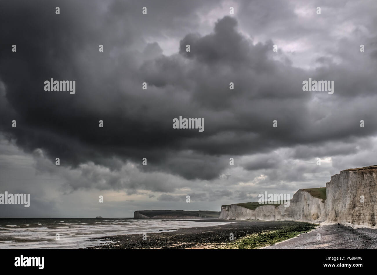 Birling Gap, East Sussex, Regno Unito, 24 Agosto 2018. Tempo del Regno Unito: Un cambiamento drammatico nel tempo, in quanto il forte vento di Westerley porta nuvole scure e pioggia sulla costa meridionale. Foto Stock