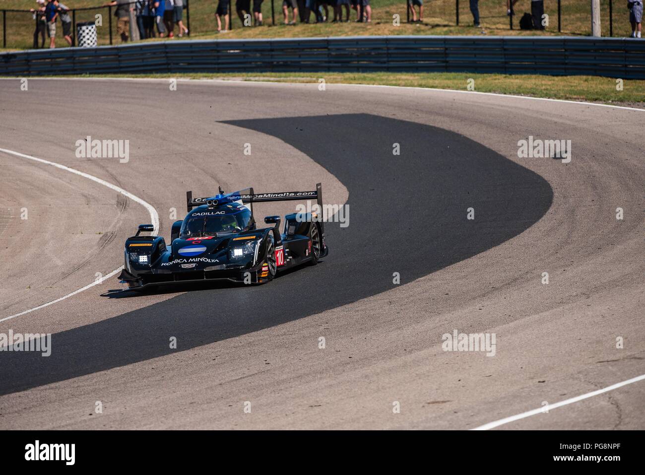 Bowmanville, può., 08 lug 2018. 8 Luglio, 2018. Il numero dieci Cadillac DPi, guidato dal team di Renger Van der Zande e Giordania Taylor, nel prototipo serie, entra nel diritto di spazzamento del turno 1 su 08 di luglio, 2018 a Canadian Tire Motorsport Park durante la Mobil 1 SportsCar Grand Prix weekend. Credito: Victor Biro/ZUMA filo/Alamy Live News Foto Stock