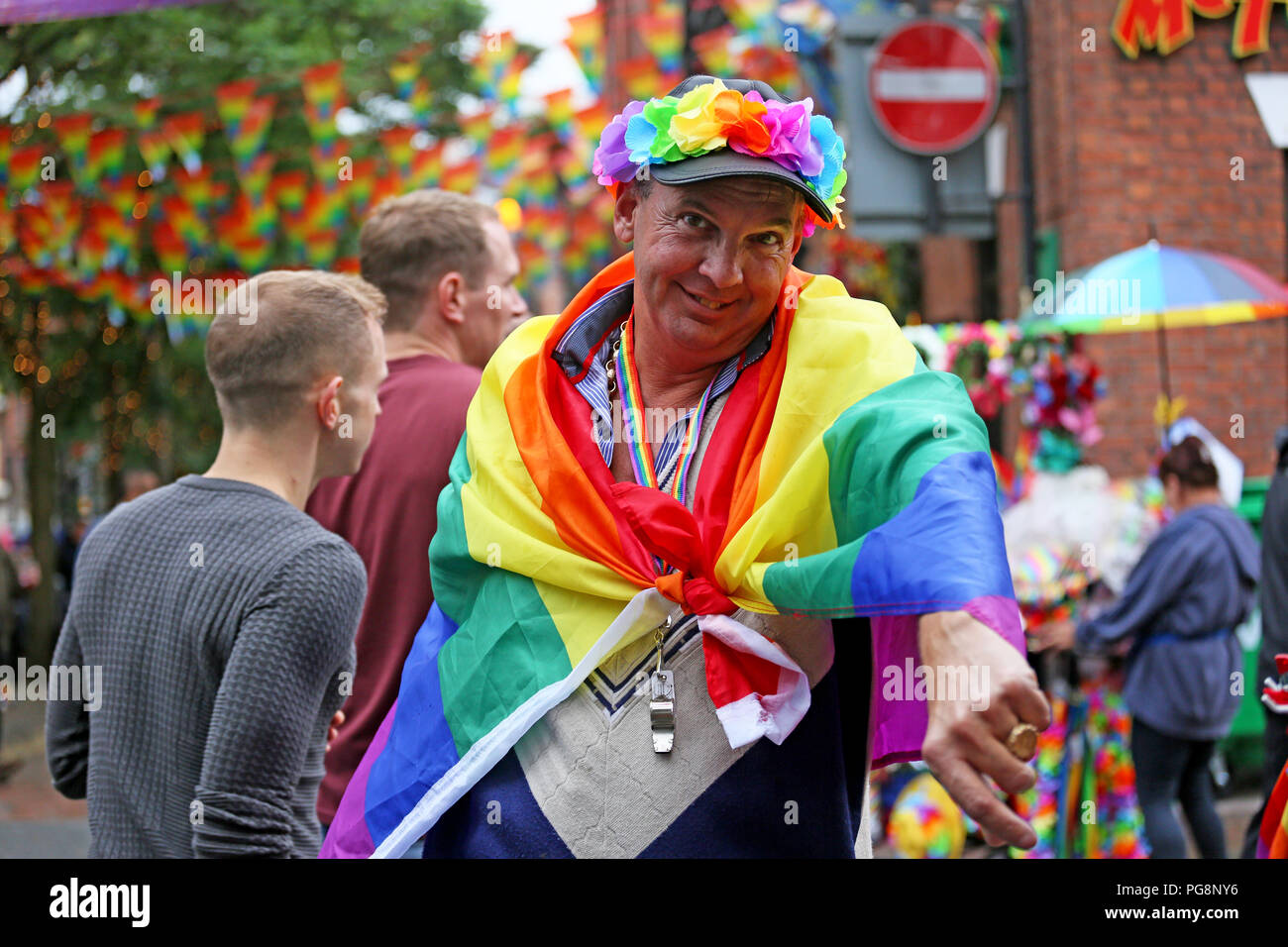 Manchester, Regno Unito. 24 ago 2018. Un uomo drappeggiati in una bandiera arcobaleno come orgoglio, il Big Weekend prende il via, Manchester, 24 Agosto, 2018 (C)Barbara Cook/Alamy Live News Credito: Barbara Cook/Alamy Live News Foto Stock