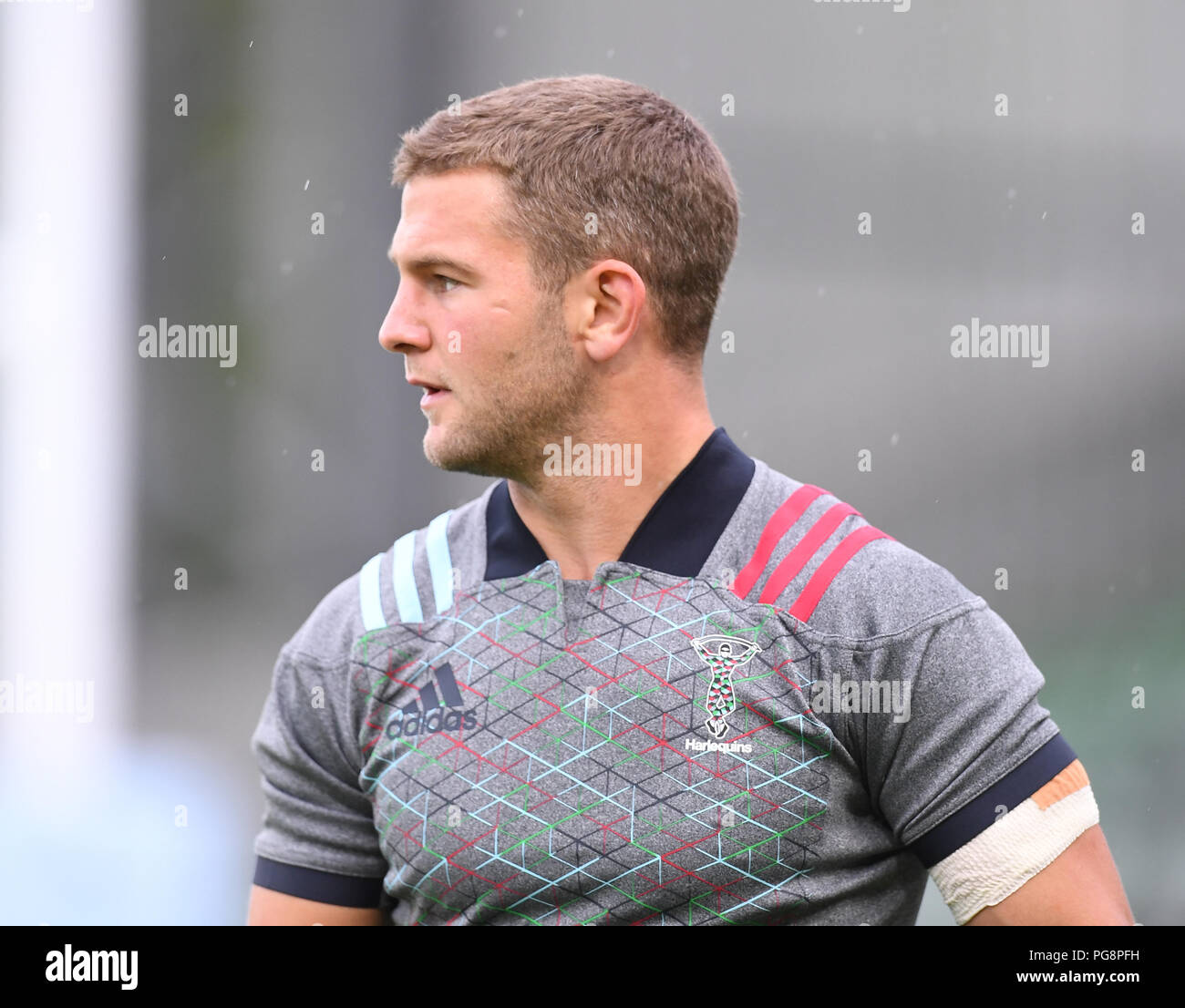 Twickenham Stoop, Londra, Regno Unito. 24 Ago, 2018. La pre stagione amichevole di rugby, arlecchini rispetto a Ealing Trailfinders; Charlie Mulchrone di arlecchini in warm-up Credit: Azione Plus sport/Alamy Live News Foto Stock