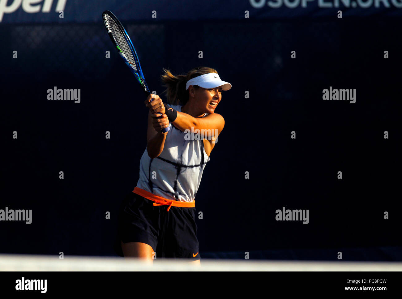 New York, Stati Uniti d'America, 24 agosto 2018 - US Open Tennis pratica: Maria Sharapova pratica oggi alla Billie Jean King National Tennis Center in Flushing Meadows di New York, come giocatori preparati per gli Stati Uniti Aprire che inizia di lunedì prossimo. Credito: Adam Stoltman/Alamy Live News Foto Stock