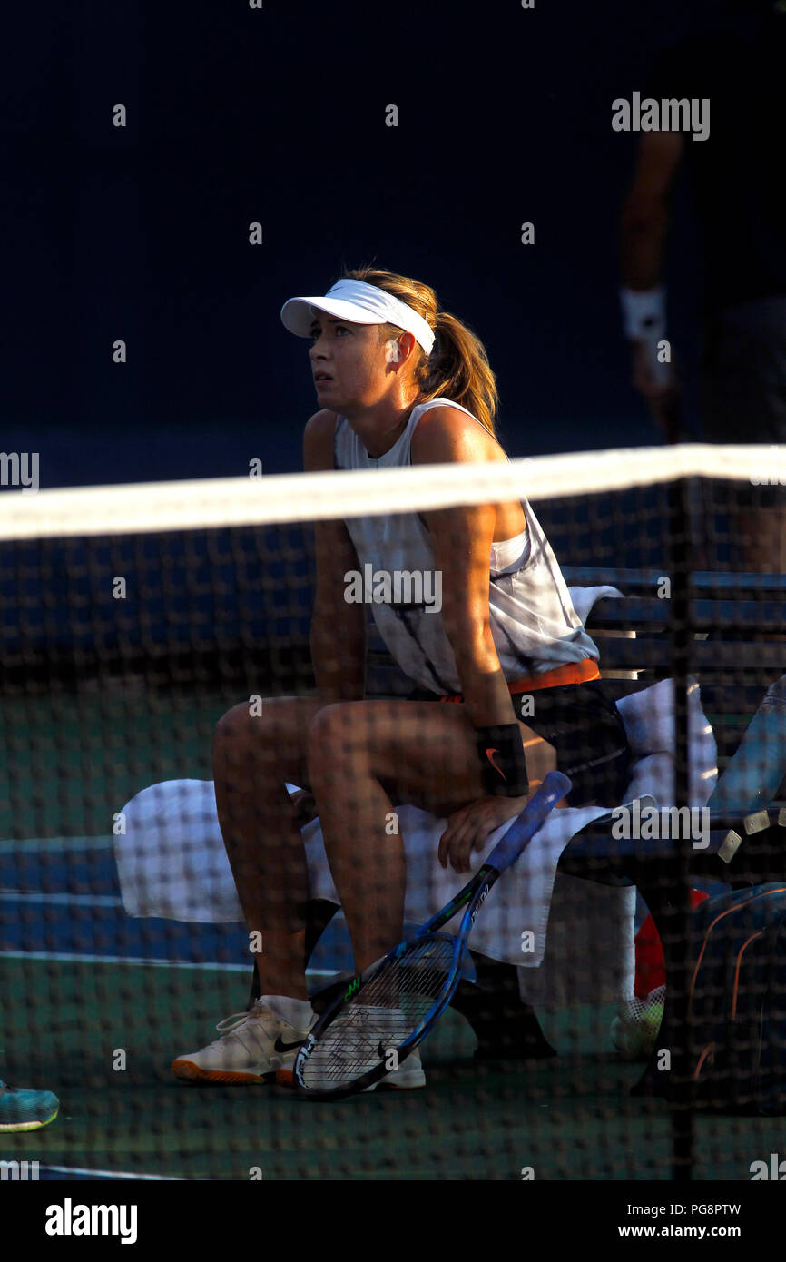 New York, Stati Uniti d'America, 24 agosto 2018 - US Open Tennis pratica: Maria Sharapova si prende una pausa dalla pratica oggi alla Billie Jean King National Tennis Center in Flushing Meadows di New York, come giocatori preparati per gli Stati Uniti Aprire che inizia di lunedì prossimo. Credito: Adam Stoltman/Alamy Live News Foto Stock