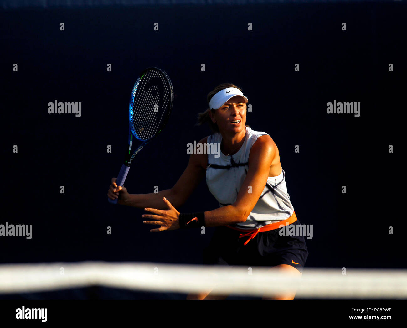 New York, Stati Uniti d'America, 24 agosto 2018 - US Open Tennis pratica: Maria Sharapova imposta un diretti durante la pratica oggi a Billie Jean King National Tennis Center in Flushing Meadows di New York, come giocatori preparati per gli Stati Uniti Aprire che inizia di lunedì prossimo. Credito: Adam Stoltman/Alamy Live News Foto Stock