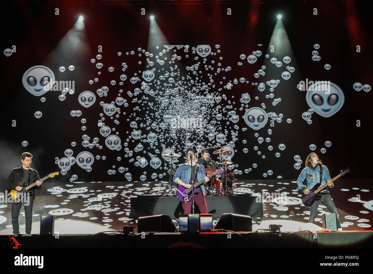 Reading, Berkshire, Regno Unito. 24 ago 2018. Fall Out Boy performing live sul palco principale al 2018 Festival della lettura. Foto Data: Venerdì, 24 agosto 2018. Foto: Roger Garfield/Alamy Credito: Roger Garfield/Alamy Live News Foto Stock