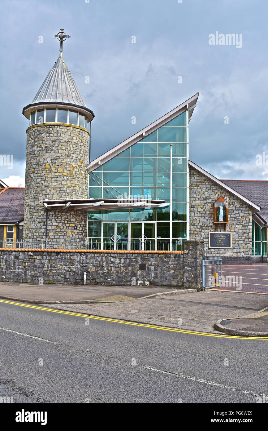 St Marys chiesa cattolica romana, Ewenny Road, Bridgend, S.Galles. Un moderno ed elegante edificio contemporaneo di pietra e vetro. Foto Stock