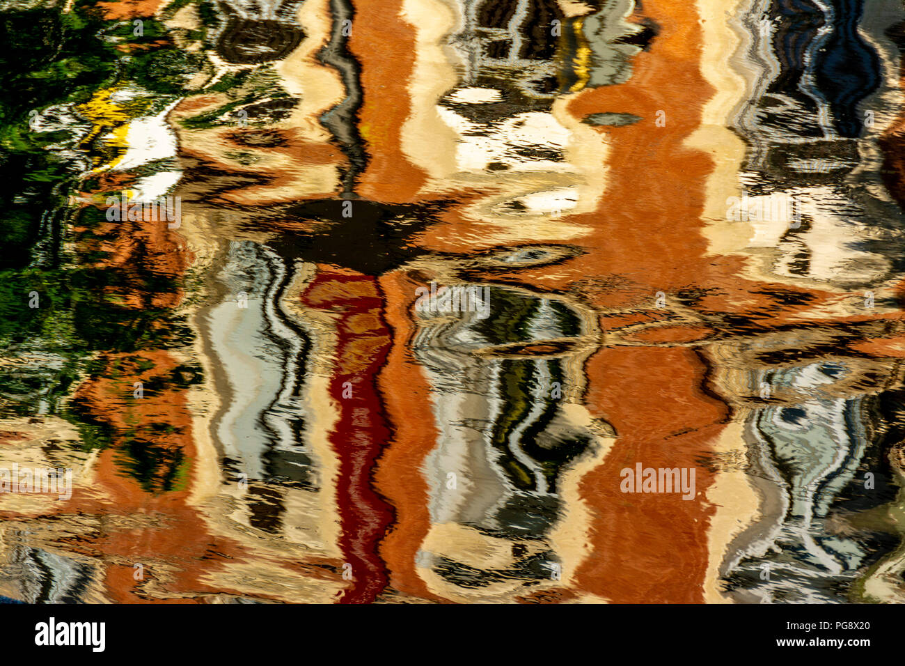 Edifici riflettono in acqua, la riflessione sull'acqua, astratta, Francia, Europa Foto Stock
