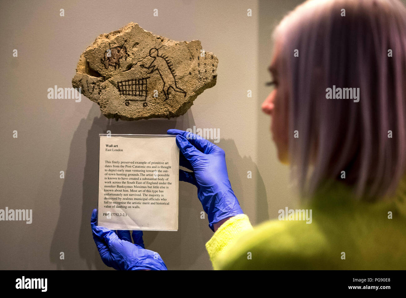 Harriet McColm del team delle collezioni del British Museum prepara il Peckham Rock di Banksy prima dell'installazione al British Museum di Londra. L'artista ha collocato segretamente il pezzo storico mock in una galleria al museo nel 2005, quando è andato inosservato per tre giorni, e ora sta ritornando con il permesso come parte della mostra curata di Ian Hislop 'i object: Ricerca di Ian Hislop per dissenso. Foto Stock