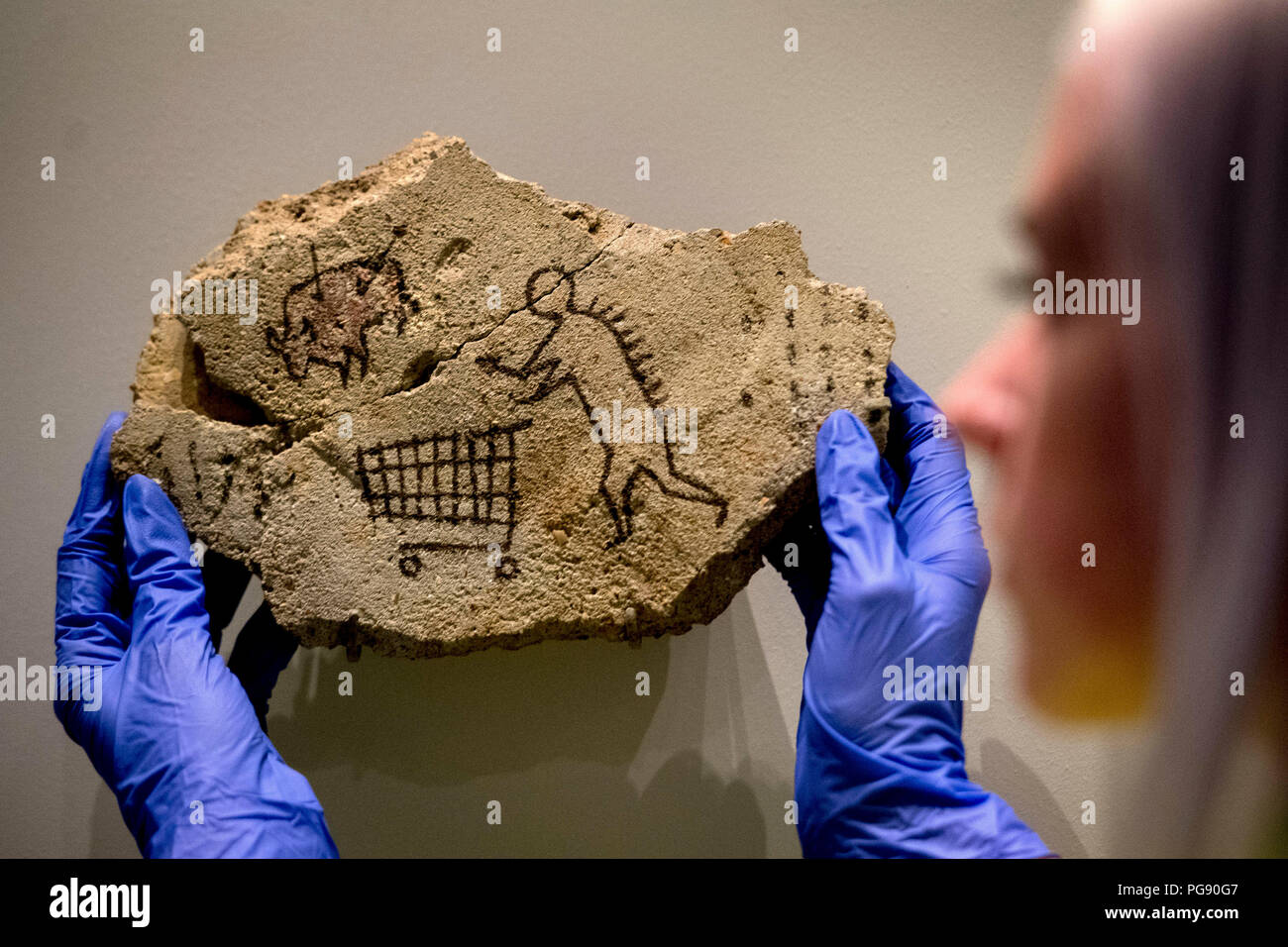 Installazione di Banksy's Peckham Rock presso il British Museum di Londra. L'artista segretamente posto la simulazione di pezzi storici in una galleria al museo nel 2005, quando passò inosservato per tre giorni ed è ora di ritornare con il permesso da parte di Ian Hislop&Otilde;s curata mostra 'I OGGETTO: Ian Hislop&Otilde;s cerca di dissenso. Foto Stock