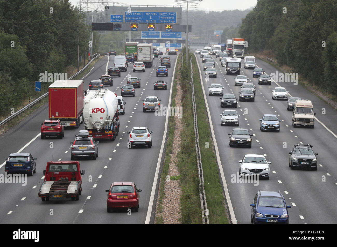 Il traffico inizia a costruire sulla M3 vicino a Eastleigh in Hampshire. I driver vengono avvertiti per aspettare i ritardi di più di 14 milioni di automobili per le strade per i viaggi di piacere tra giovedì e lunedì, secondo le RAC. Foto Stock