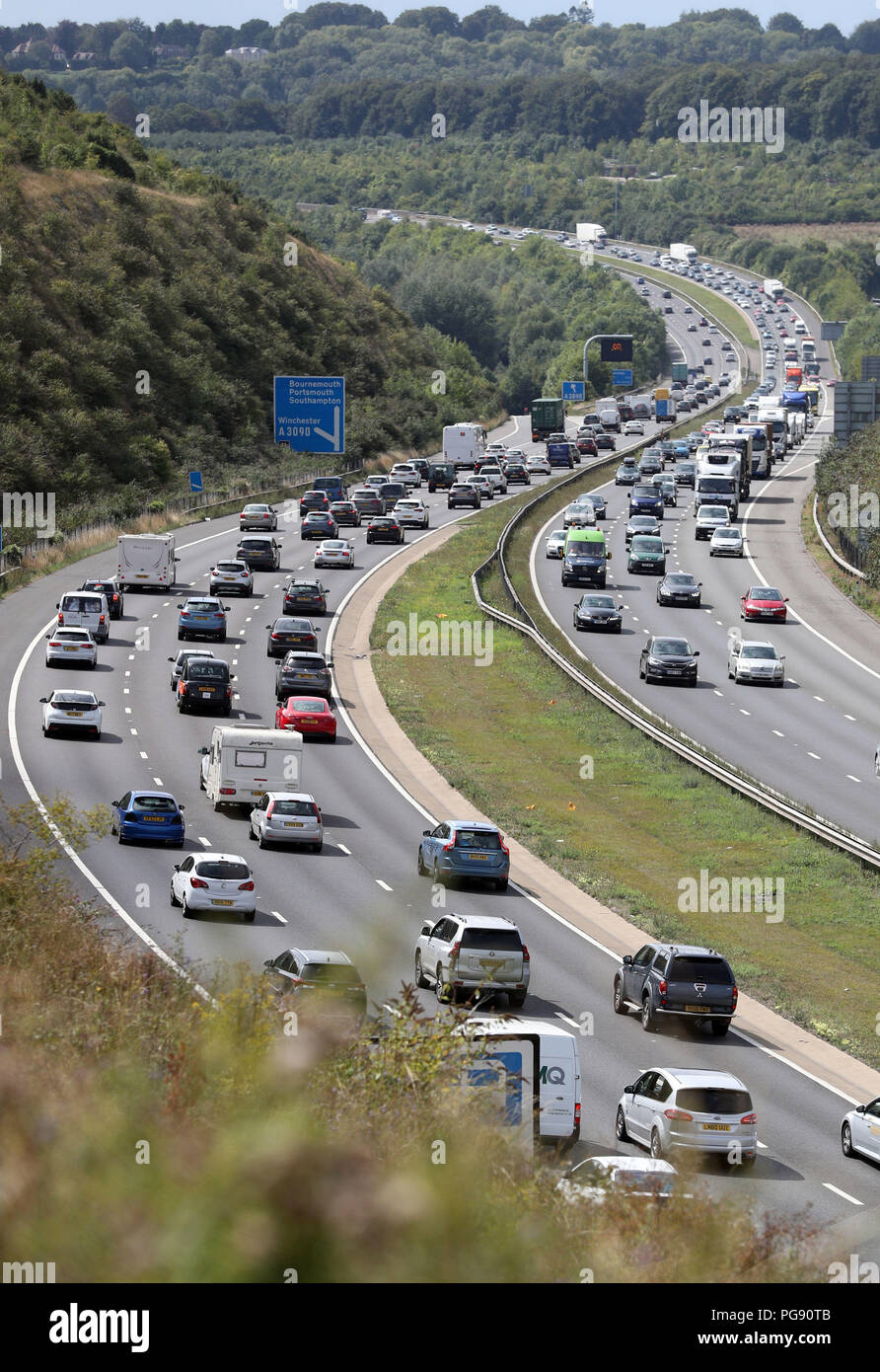 Il traffico inizia a costruire sulla M3 vicino a Winchester in Hampshire in vista del weekend. I driver vengono avvertiti per aspettare i ritardi di più di 14 milioni di automobili per le strade per i viaggi di piacere tra giovedì e lunedì, secondo le RAC. Foto Stock