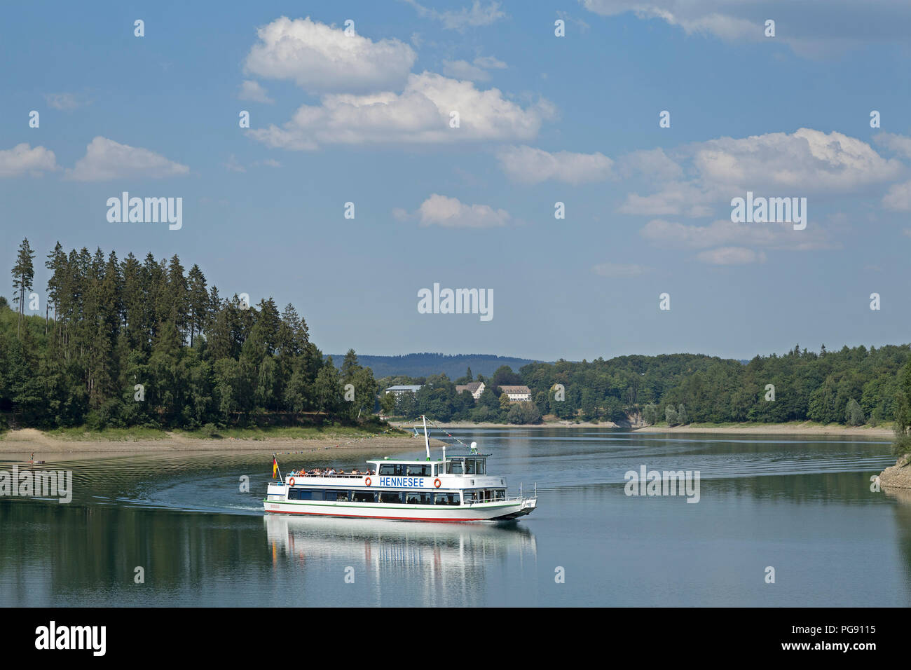 Escursione in barca sul Lago di Henne vicino a Meschede, Sauerland, Nord Reno-Westfalia, Germania Foto Stock