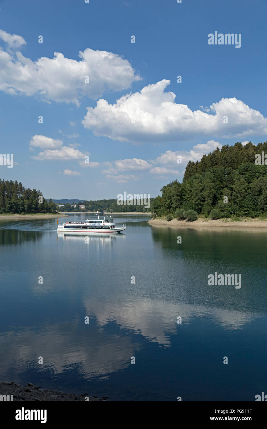 Escursione in barca sul Lago di Henne vicino a Meschede, Sauerland, Nord Reno-Westfalia, Germania Foto Stock