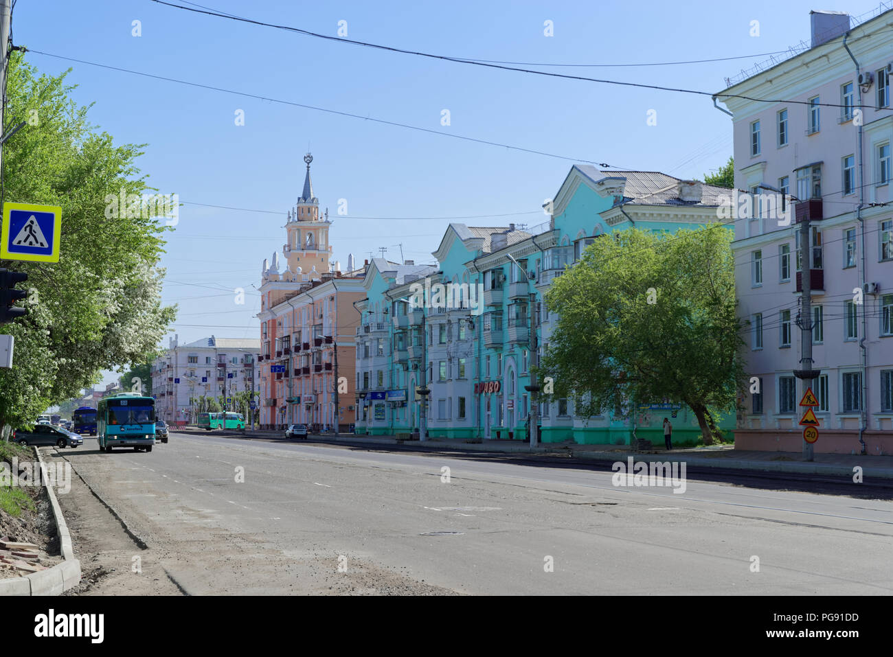 Komsomolsk-su-Amur, Russia - 27 Maggio 2018: vista le variopinte facciate degli edifici che si trova sulla strada 'Prospekt Lenina' e una strada con bassa traff Foto Stock